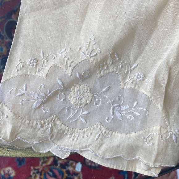 One fine linen embroidered tea towels. A muted butter yellow Vintage 1960s - Picture 1 of 6